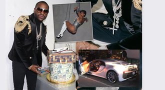 Mayweather okázale slavil: Milionové bugatti, spoře oděná děvčata, slavný pes... Mayweather okázale slavil: Milionové bugatti, spoře oděná děvčata, slavný pes...