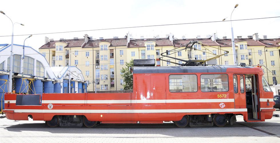 Mazací tramvaj se stala novou hvězdou Facebooku.