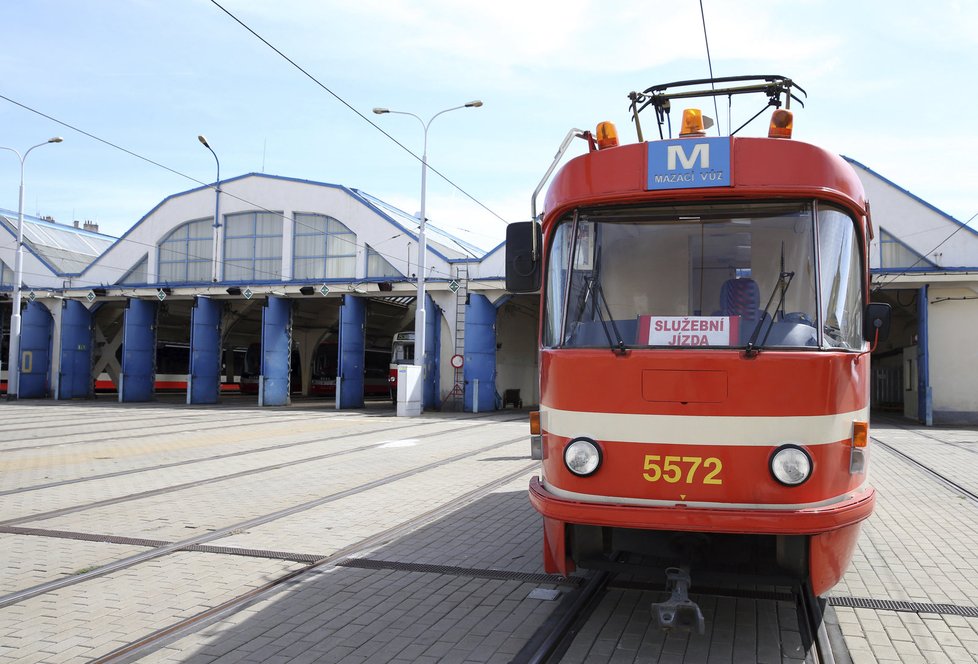 Mazací tramvaj se stala novou hvězdou Facebooku.