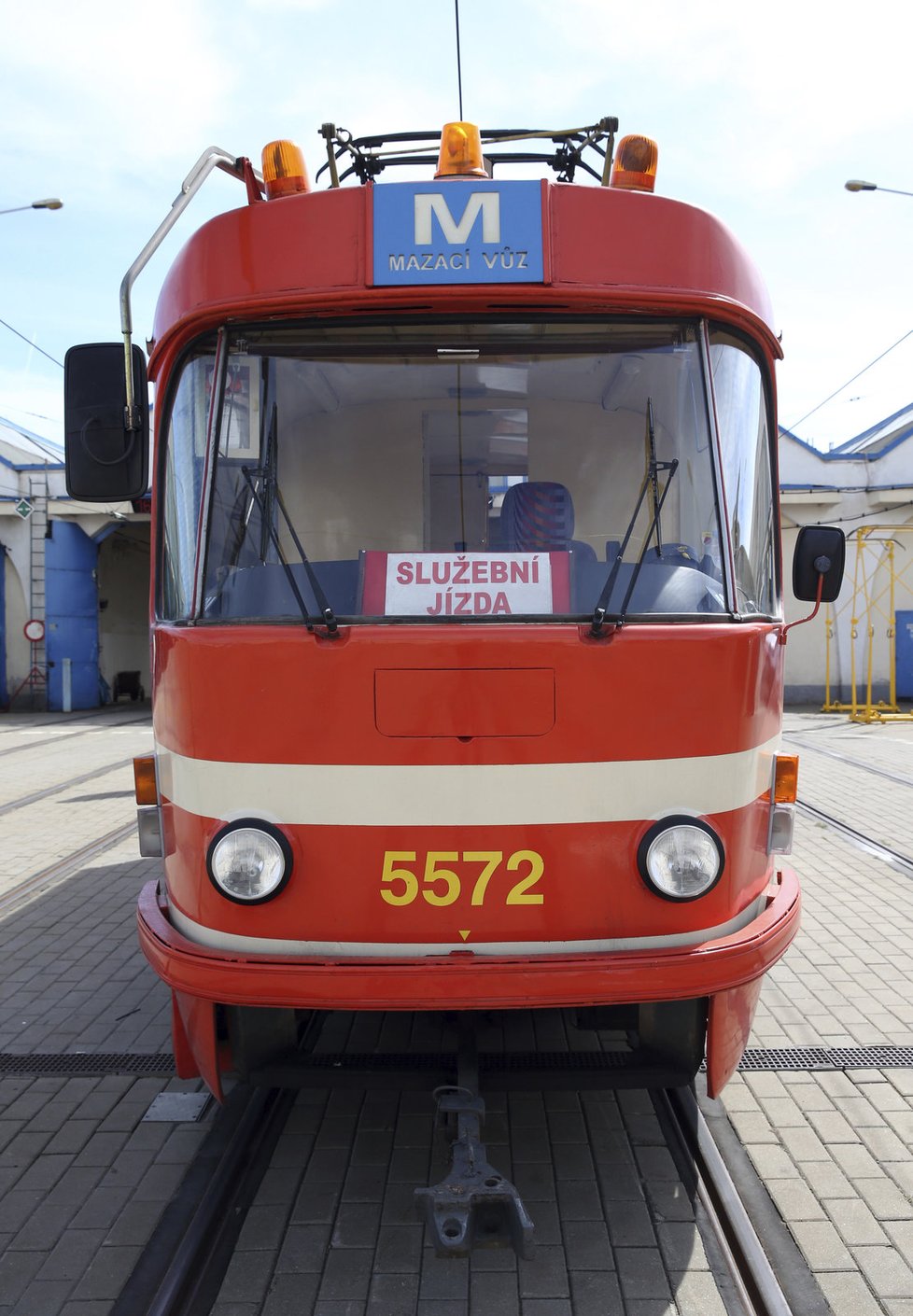 Mazací tramvaj se stala novou hvězdou Facebooku.