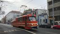 Mazací tramvaj na ulici Komunardů v Holešovicích