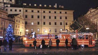 Mazací tramvaj se vrátila do pražských ulic, jezdí ozdobená se svítícím andělem 