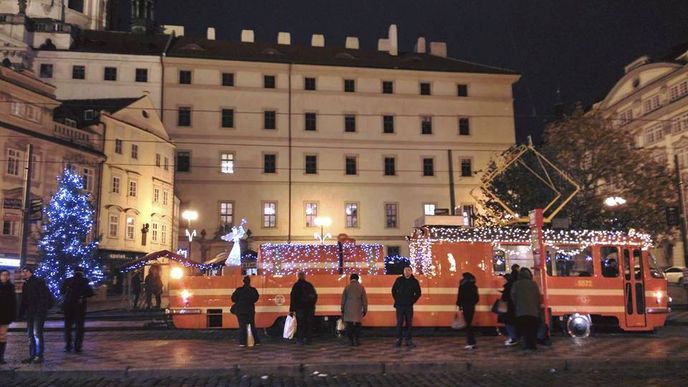 Rozsvícenou mazací tramvaj zachytil redaktor Reflex.cz na Malostranském náměsí