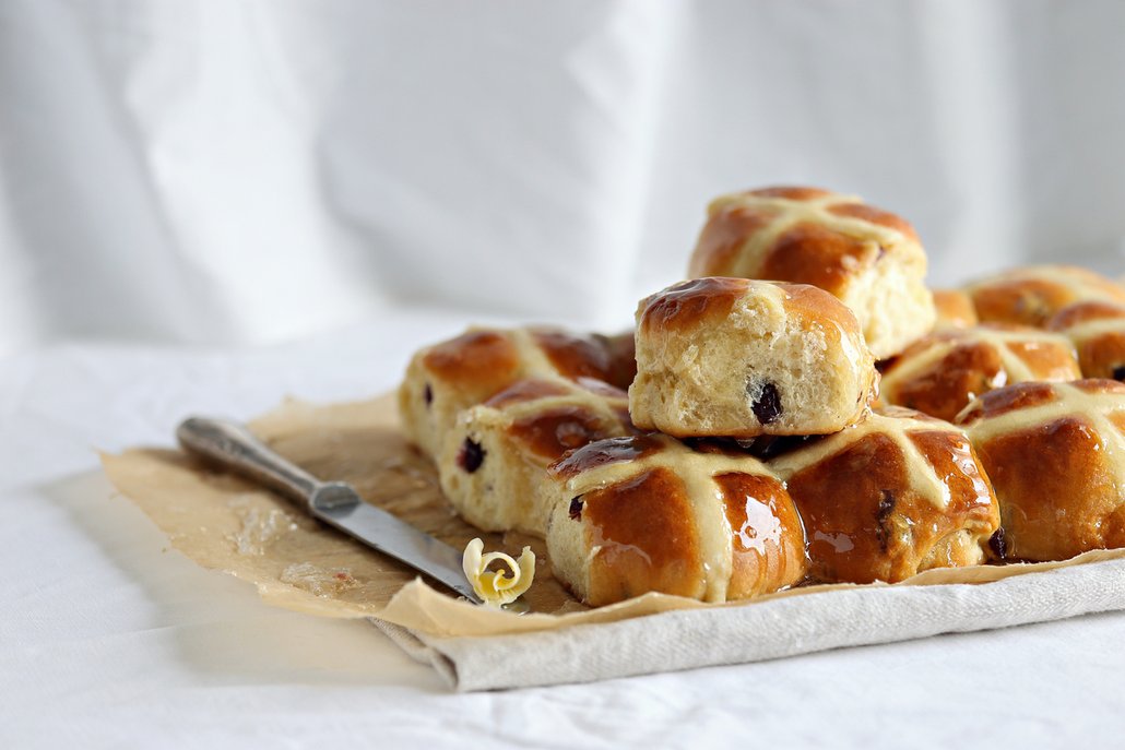 Hot cross buns jsou nejlepší ještě teplé a s máslem.