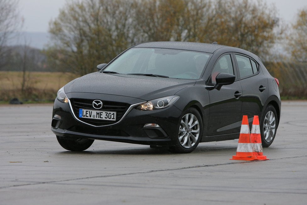 Zatáčky a vyhýbací manévry, na to ji užije. Jízdní vlastnosti Mazdy 3 nemají mezi předokolkami konkurenci. Řidič auto perfektně cítí a může jej s milimetrovou přesností ovládat.