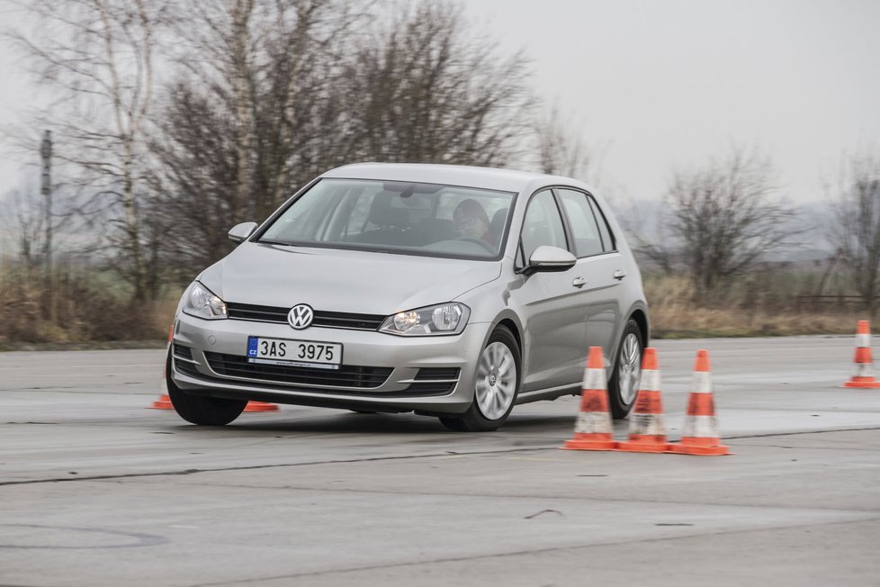 Golf nejezdí špatně, vedle mazdy ale působí těžkopádně. Dobrému pocitu nepřidá ani až útočně aktivní stabilizace, pohodlí podvozku však hodnotíme vysoko.