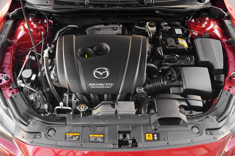 Blíž starým atmosférickým  časům se aktuálně nedostanete. Dvoulitr Skyactiv-G  táhne skoro jako tenkrát.