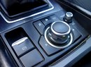 Překvapivě už není dotykový, ale pro řidiče je to spíš výhoda, ovládání controlerem HMI ve stylu BMW iDrive je rychlé a přesné.