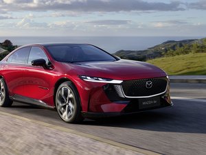 Nová baterie, vylepšený podvozek i řízení a změny uvnitř: Mazda 6e řeší hlavní nedostatky