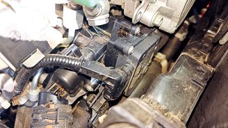 Elektronicky řízený termostat motoru je u 2.0 Skyactiv-G od modernizace v roce 2018. Najdete ho na levé (řidičově) straně. Elektronicky řízený termostat motoru je u 2.0 Skyactiv-G od modernizace v roce 2018. Najdete ho na levé (řidičově) straně.