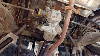 Zde je vidět elektromotor parkovací brzdy na brzdovém třmenu. Zde je vidět elektromotor parkovací brzdy na brzdovém třmenu.