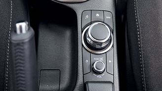 Ovládací panel infotainmentu před modernizaci Ovládací panel infotainmentu před modernizaci