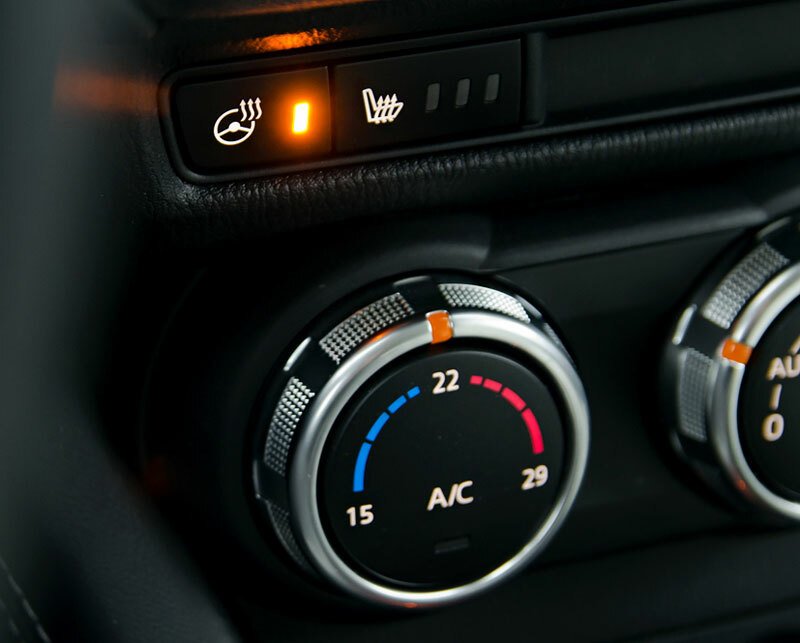 I automatická klimatizace je jen jednozónová, což ve zdejší malé kabině nemusí vadit. V mrazech by ale neškodila větší kapacita topení. Vyhřívaná sedadla mají vozy od střední úrovně Attraction, vrcholná Revolution Top (v Německu Sports-Line) pak i vyhřívaný volant.