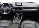 Infotainment Mazda Connect kombinuje dotykový displej s multifunkčním ovladačem mezi sedadly, za jízdy se v menu pohybujete už jen jím. Interiér je přehledný a kvalitní, tahle kožená sedadla modelu před faceliftem ale mají nepříjemně tuhé bočnice.