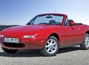 Mazda MX-5 nikdy nenabízela extra výkonné motory. Přesto je s ní až neskutečná radost jezdit. Verze vyráběná do roku 1994 měla tato krásná 14palcová kola.