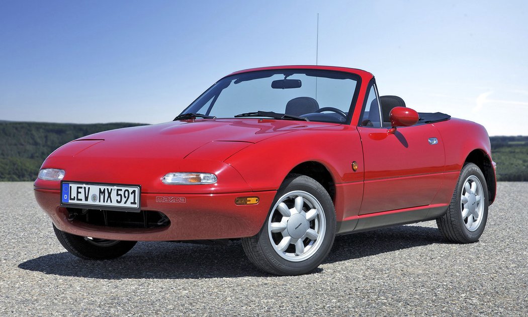 Mazda MX-5 nikdy nenabízela extra výkonné motory. Přesto je s ní až neskutečná radost jezdit. Verze vyráběná do roku 1994 měla tato krásná 14palcová kola.