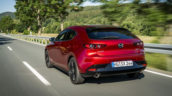 Mazda svolává modely s revolučním motorem Skyactiv-X, dostávají málo paliva