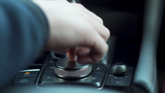 Video: Mazda má multimediální systém, který nikde jinde nenajdete. A funguje skvěle