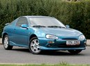 Mazda MX-3 vyráběná v letech 1991 až 1994 měla s motorem V6 (nabízel se i čtyřválec 1.6) tato specifi cká 15palcová lehká kola. Spoiler byl u V6 standardem.