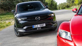 Mazda MX-30 R-EV a Mazda RX-8 Mazda MX-30 R-EV a Mazda RX-8