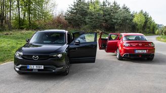 Mazda MX-30 R-EV a Mazda RX-8 Mazda MX-30 R-EV a Mazda RX-8