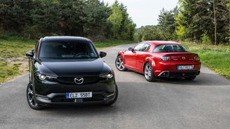 Mazda MX-30 R-EV a Mazda RX-8 Mazda MX-30 R-EV a Mazda RX-8