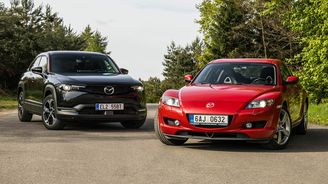 Mazda MX-30 R-EV a Mazda RX-8 Mazda MX-30 R-EV a Mazda RX-8