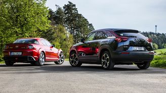 Mazda MX-30 R-EV a Mazda RX-8 Mazda MX-30 R-EV a Mazda RX-8