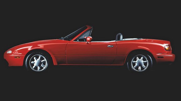 Mazda rozšiřuje nabídku renovací první generace MX-5, zatím ale špatným směrem