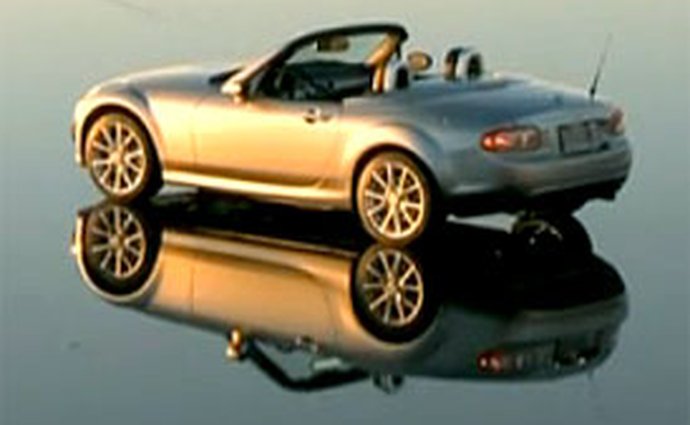 Video: Mazda MX-5 – Roadster Coupé se předvádí