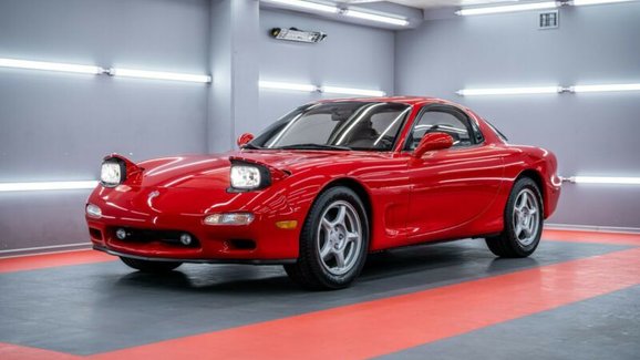 Nechcete si splnit sen z devadesátek? Na prodej je nejetá Mazda RX-7!