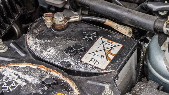 Mazda a 12voltový akumulátor lithium-ion: Zvoní olověným baterkám hrana?