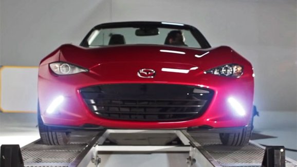 Video: Mazda MX-5 ukazuje své perfektní rozložení hmotnosti