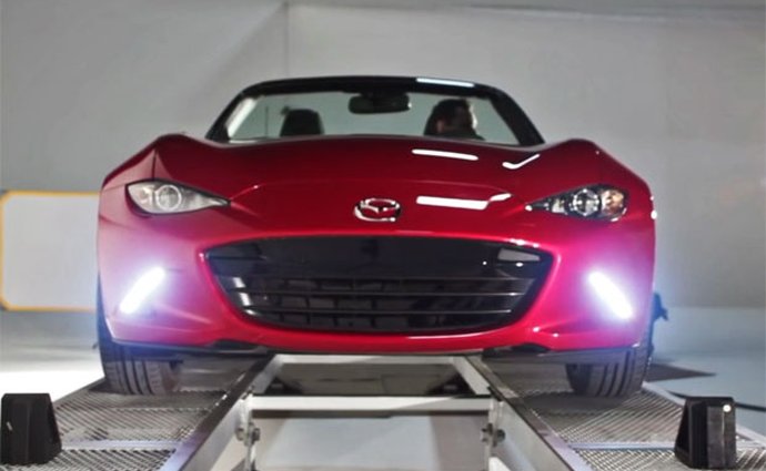 Video: Mazda MX-5 ukazuje své perfektní rozložení hmotnosti