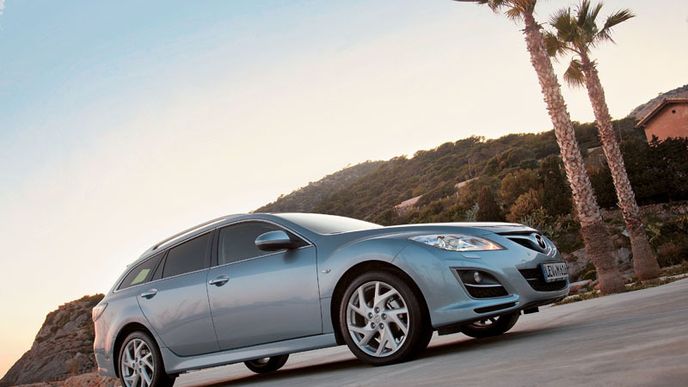 Mazda6 je v ceníku NEJLEVNĚJI ZA 569 900 Kč ve verzi sedan a s benzínovým motorem 1.8 MZR, kombi je o třicet tisíc dražší
