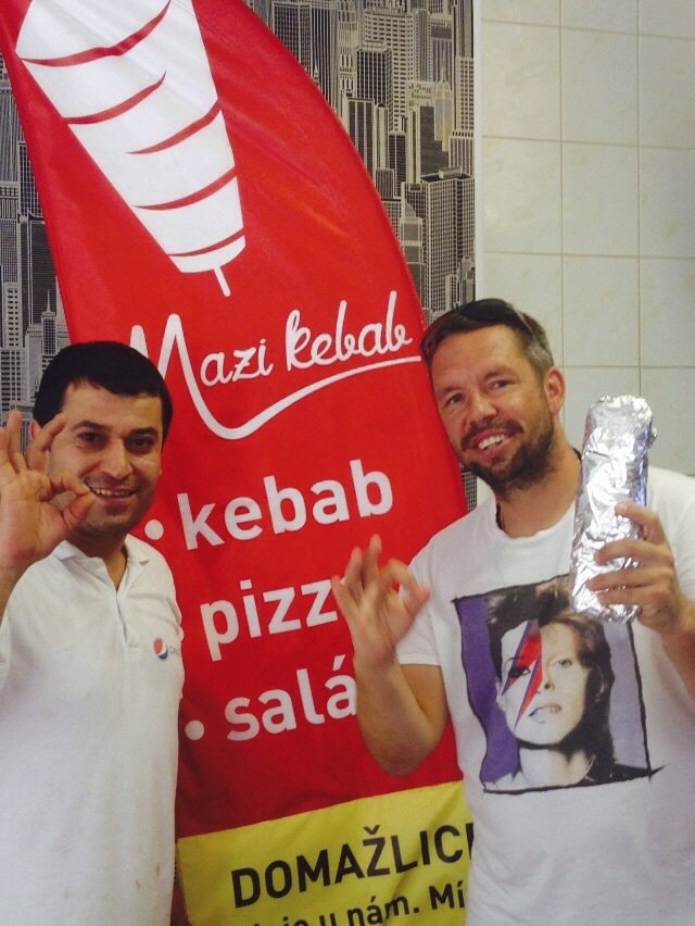 Mazi s fotbalistou Horvathem, který navštívil jeho kebab.