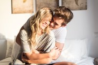 10 druhů objetí, která vám pomohou zachránit vztah