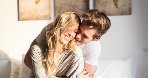 10 druhů objetí, která vám pomohou zachránit vztah