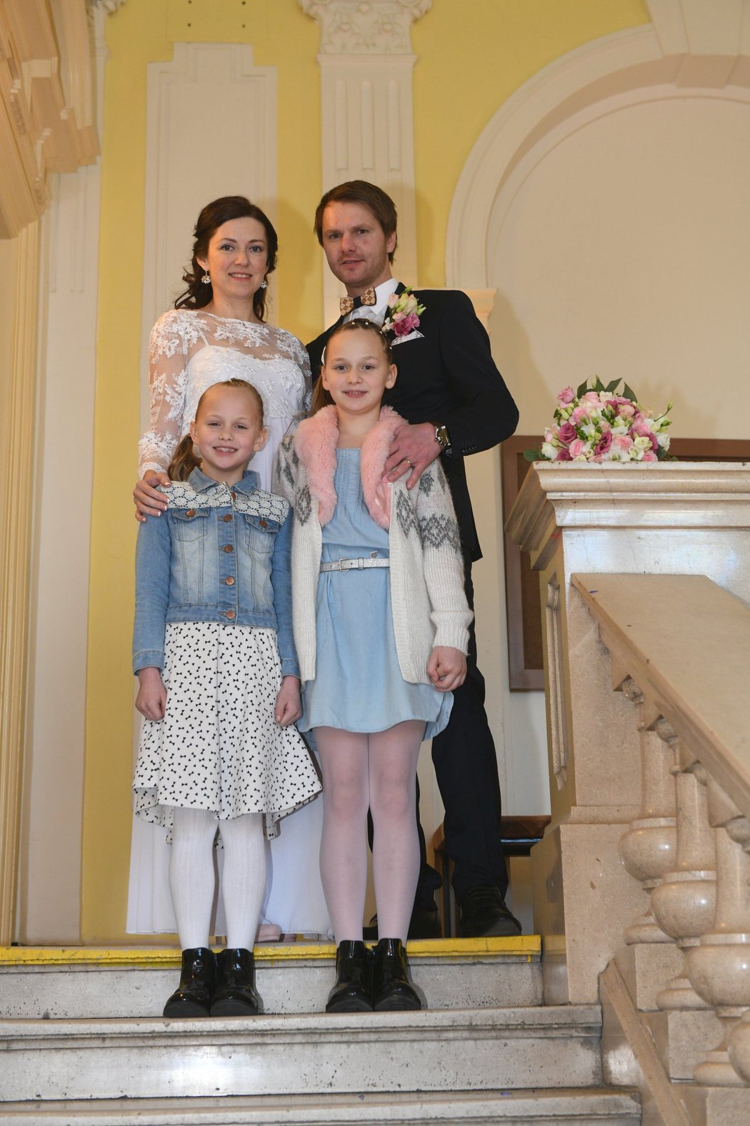 Novomanželé. Jan Mazoch s těhotnou ženou Bohunkou a dcerami z prvního manželství Vanesou (vlevo) a Viktorií.