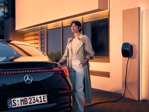 Mercedes začne doma nabíjet auta v nejlevnější dobu. Stačí zadat čas odjezdu