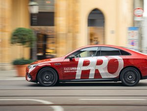 Mercedes pustí v Německu asistenta do městských ulic. Podle navigace zvládne cestu od startu do cíle