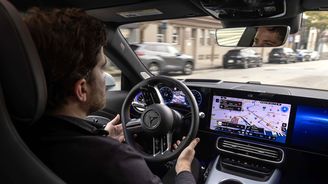 Samočinně po městě už letos, slibuje Mercedes-Benz. Zatím však jen v Německu Samočinně po městě už letos, slibuje Mercedes-Benz. Zatím však jen v Německu