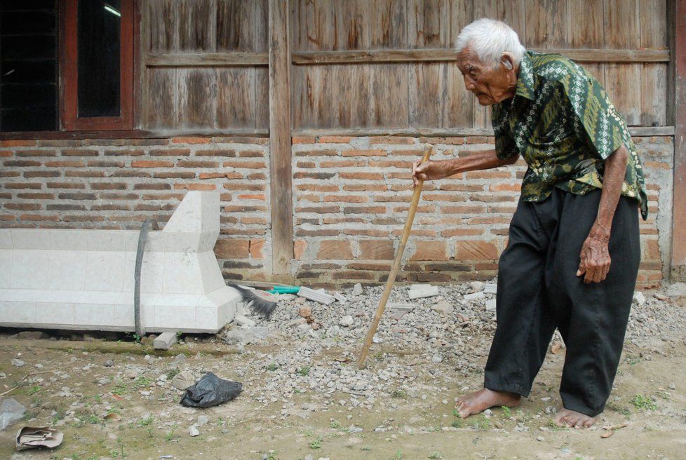 V květnu zemřel údajně nejstarší člověk světa. Indonésanovi Mbahu Gothovi mělo být 146 let.