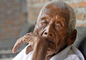 Indonésan Mbah Gotho zemřel. Mělo mu být 146 let.