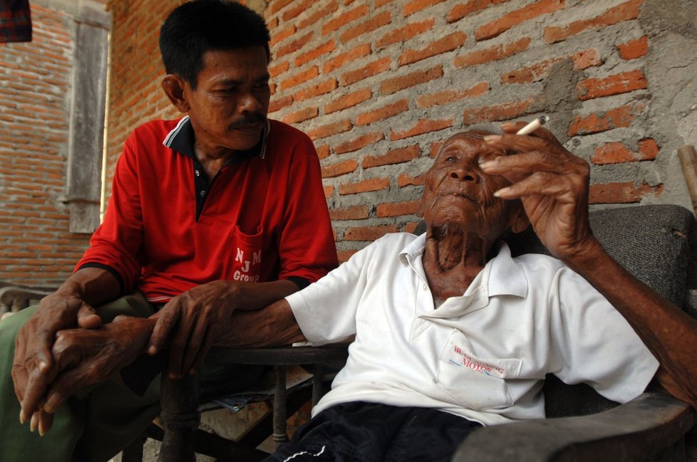 V květnu zemřel údajně nejstarší člověk světa. Indonésanovi Mbahu Gothovi mělo být 146 let.