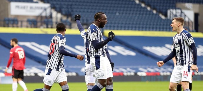Fotbalisté West Bromwiche se radují z gólu Mbayeho Diagneho proti United