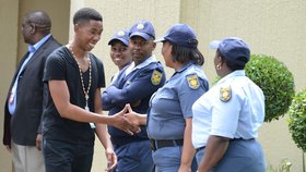 Mandelův vnuk Mbuso se zdraví s policisty. Teď už by si s ním ruku asi nepodali.