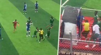 Šílenství na ženském fotbale: Brutální útok na rozhodčího! Šílenství na ženském fotbale: Brutální útok na rozhodčího!