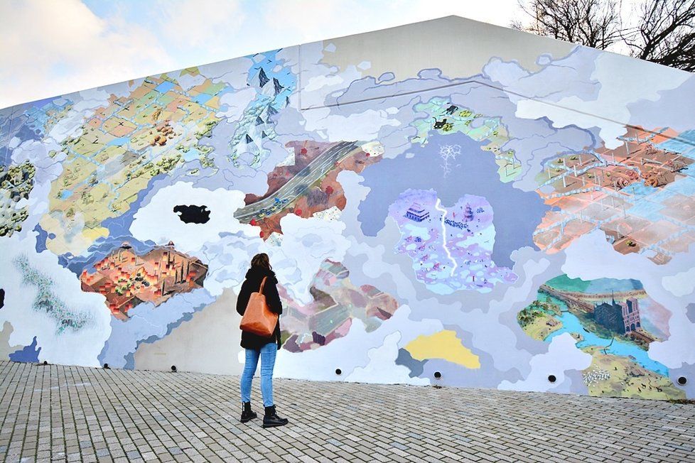Zeď na Vltavské oživila velkoplošná malba tvůrčího tandemu Pavla Duška a Josefa Šmída.