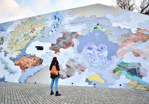 Zeď na Vltavské oživila velkoplošná malba tvůrčího tandemu Pavla Duška a Josefa Šmída.